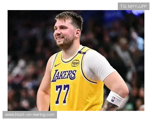 东契奇背身分球助攻大空位三分，独行侠火力凶猛